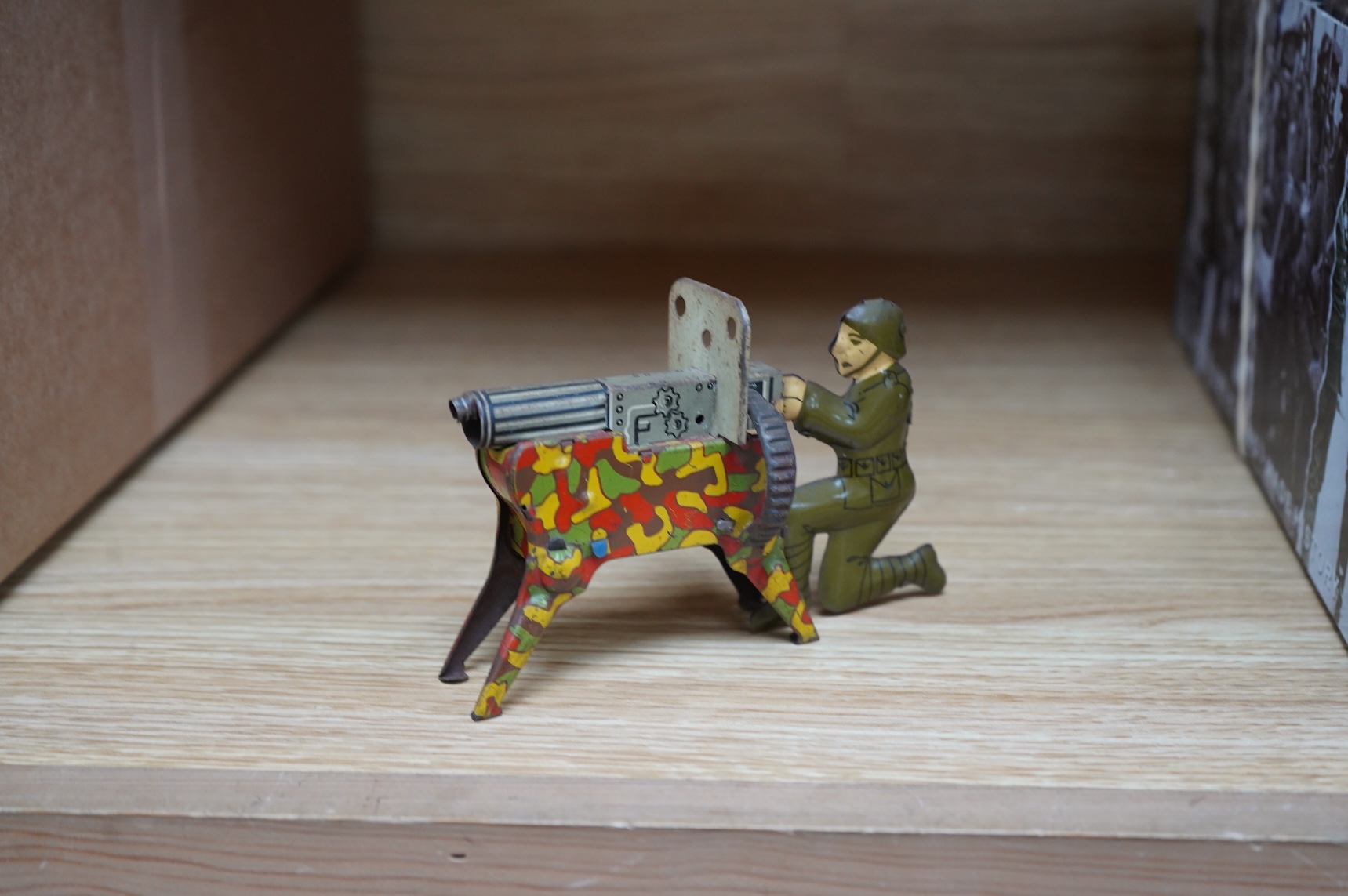A boxed Mamod T.E.1a Steam Tractor, a boxed Britains 18” Howitzer field gun (2107), and a tinplate machine gunner (3)